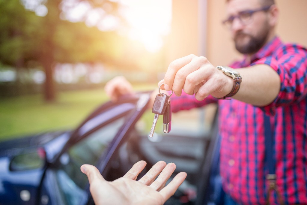 Selling your car privately handing over keys